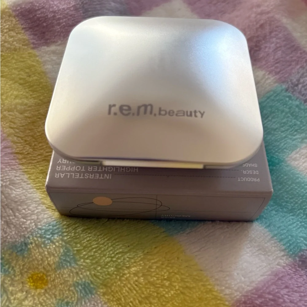 r.e.m. beauty Interstellar Highlighter Topper in Miss Mercury - Picture 2 of 3